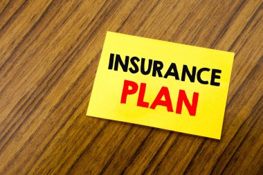 Sigorta planı gösterilen metin resim yazısı ilham yazma el. Sağlık yaşam ahşap klavye arka plan üzerinde yapışkan not kağıt üzerinde yazılı sigortalı için iş kavramı. Boş tablo.