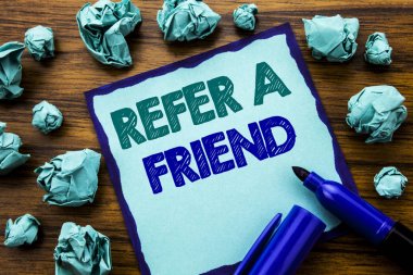 A arkadaş bakın gösterilen metin yazma. Yapışkan Not kağıt üzerinde iş kavramı tavsiye pazarlama yazılı için marker ile ahşap arka plan sarı kağıt anlam düşünme katlanmış.