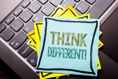 Kavramsal el düşünüyorum farklı gösterilen metin resim yazısı ilham yazma. İş kavramı dışında kutusu karanlık klavye arka plan üzerinde yapışkan not kağıt üzerinde yazılı yaratıcı için.