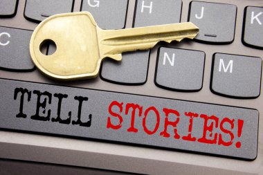 El yazma metin alt yazı ilham gösteren hikayeler söyle. İş kavramı için hikaye anlatımı klavye tuşu üzerinde yazılı hikaye ile anahtar metnin yanına.