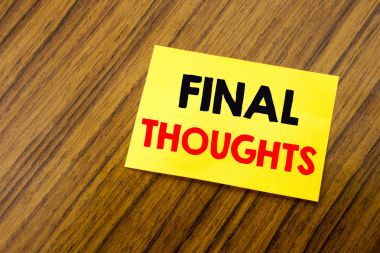 El yazma metin alt yazı ilham gösteren Final düşünceler. Sonuç Özet ahşap klavye arka plan üzerinde yapışkan not kağıda yazılmış metni için iş kavramı. Boş tablo.