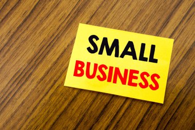 Küçük işletme gösterilen metin resim yazısı ilham yazma el. İş kavramı strateji yönetimi ahşap klavye arka plan üzerinde yapışkan not kağıt üzerinde yazılı. Boş tablo.