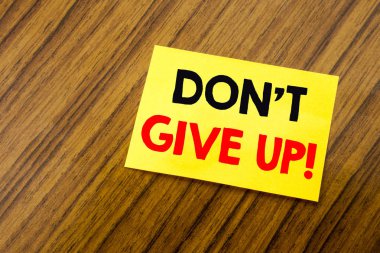 Don t Give Up gösterilen metin resim yazısı ilham yazma el. İş kavramı motivasyon tayini, yapışkan not kağıdına ahşap klavye arka plan üzerinde yazılı için. Boş tablo.