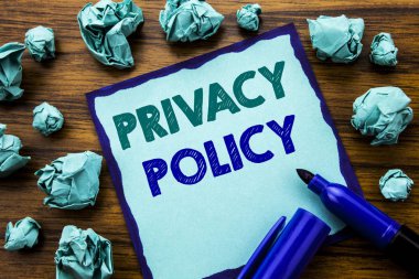 Gizlilik Politikası gösterilen metin yazma. Yapışkan Not kağıt üzerinde iş kavramı Emanet veri kuralları yazılı için marker ile ahşap arka plan sarı kağıt anlam düşünme katlanmış.