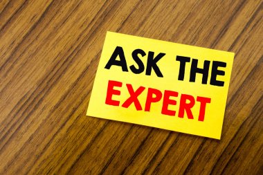 Uzman sormak gösterilen metin resim yazısı ilham yazma el. İş kavramı tavsiye yardım ahşap klavye arka plan üzerinde yapışkan not kağıt üzerinde yazılı soru için. Boş tablo.