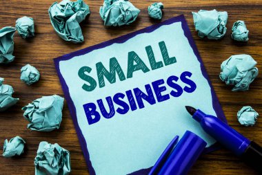 Küçük işletme gösterilen metin yazma. Yapışkan Not kağıt üzerinde iş kavramı yönetim stratejisi yazılı için marker ile ahşap arka plan sarı kağıt anlam düşünme katlanmış.