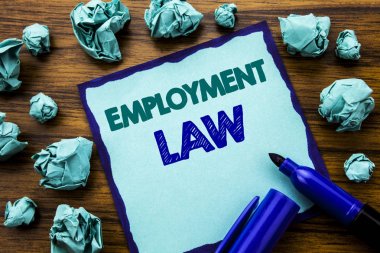 İş hukuku gösterilen metin yazma. Yapışkan Not kağıt üzerinde iş kavramı çalışan yasal adalet yazılı için marker ile ahşap arka plan sarı kağıt anlam düşünme katlanmış.