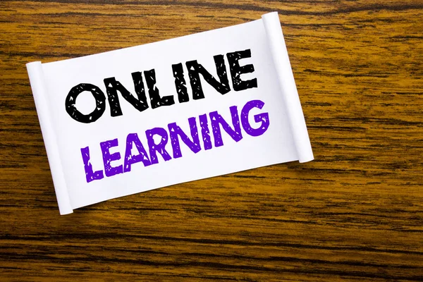 Słowo, pisania Online Learning. Koncepcja biznesowa dla szkolenia E-learning na papierze notatki na widocznym tle drewnianej konstrukcji drewnianych. — Zdjęcie stockowe