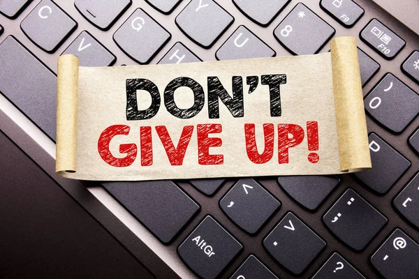Escritura a mano texto pie de foto inspiración mostrando Don t Give Up. Concepto de negocio para la determinación de la motivación, escrito en papel de nota adhesiva sobre el fondo oscuro del teclado . —  Fotos de Stock