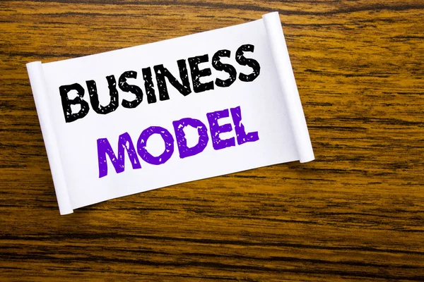 Parola, scrivere Business Model. Business concept per la strategia di soluzione Piano scritto su carta appiccicosa sulla struttura in legno sfondo visibile . — Foto Stock