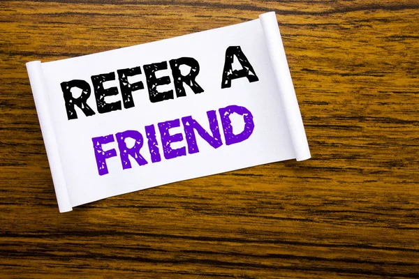 Parola, scrivere "Riferisciti ad un amico". Business concept per il Referral Marketing scritto su carta adesiva sulla struttura in legno sfondo visibile . — Foto Stock