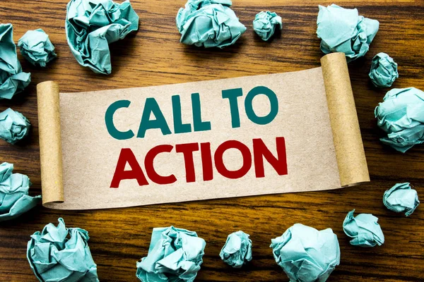 J'écris Call To Action. Concept d'affaires pour un succès proactif Objectif Écrit sur du papier autocollant, fond en bois avec du papier jaune plié signifiant penser — Photo