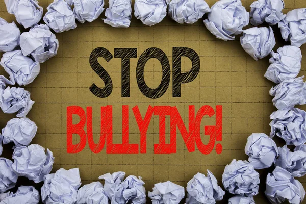 Hagyja abba a zaklatást. Üzleti koncepció megelőzés probléma Bully írt vintage háttér másol a hely a régi háttér hajtogatott papír golyó — Stock Fotó