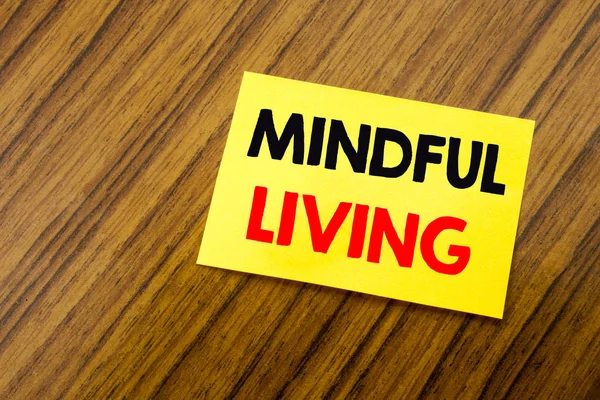 Mano scrittura testo didascalia ispirazione mostrando Mindful Living. Business concept for Life Happy Awareness scritto su carta adesiva sullo sfondo della tastiera in legno. Tabella vuota . — Foto Stock