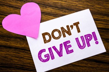 Kavramsal el don t Give Up gösterilen metin yazma. Kavramı için motivasyon belirlenmesi, yapışkan not kağıt, ahşap ahşap arka plan üzerinde yazılı. Pembe Kalp anlamı aşk hayranlığı ile.