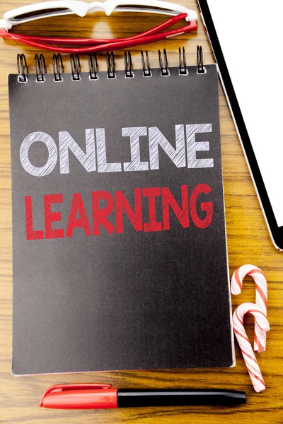 Parola, scrittura di apprendimento online. Business concept per la formazione e-learning Scritto sul taccuino, sfondo in legno con occhiali da sole appiccicosi e penna rossa — Foto Stock