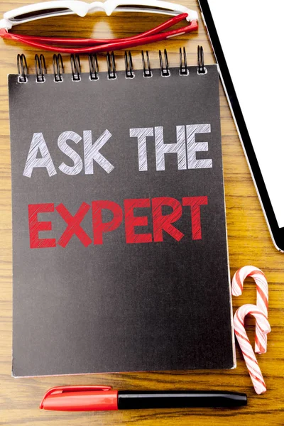 Ord, skriva be The Expert. Affärsidé för råd hjälpa fråga skrivit på anteckningsboken bok, trä bakgrund med klibbig solglasögon och röd penna — Stockfoto