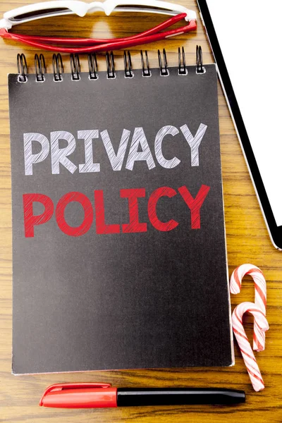 Word, escribiendo Política de Privacidad. Concepto de negocio para reglas de datos de seguridad Escrito en el cuaderno, fondo de madera con gafas de sol pegajosas y pluma roja — Foto de Stock