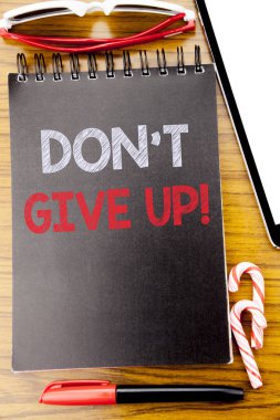 Word, Don t Give Up yazma. İş kavramı motivasyon kararlılık, yazılı için defter kitap, yapışkan güneş gözlüğü ve kırmızı kalem ile ahşap arka plan üzerinde