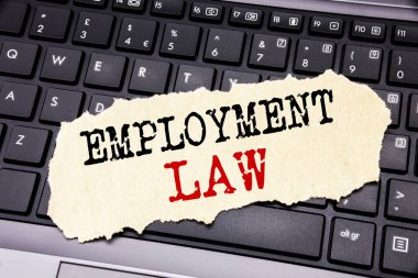 İş hukuku gösterilen metin yazma. İş kavramı için çalışan yasal adalet yapışkan not kağıdına siyah klavye arka plan üzerinde yazılı.