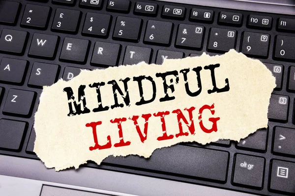 Scrivere testo che mostra Mindful Living. Business concept for Life Happy Awareness scritto su carta appiccicosa sullo sfondo della tastiera nera . — Foto Stock