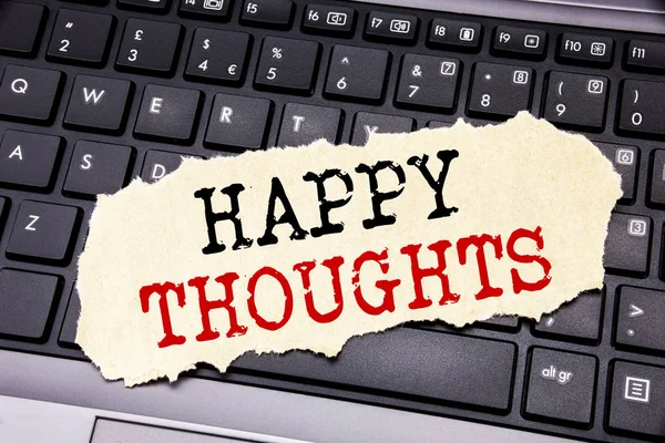Escribir texto mostrando Pensamientos Felices. Concepto de negocio para el pensamiento de la felicidad Bien escrito en papel de nota adhesiva en el fondo del teclado negro . — Foto de Stock