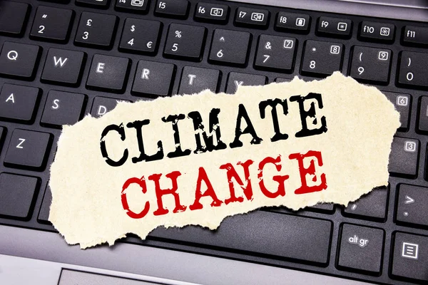 Skriva text visar klimatförändringar. Affärsidé för globala Planet uppvärmningen på fästis papper på svart tangentbord bakgrunden. — Stockfoto