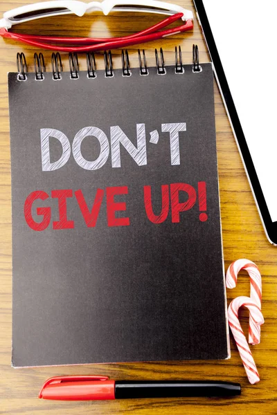 Слово, написанное "Не сдавайся". Бизнес-концепция для "Решительности", обложка для блокнота, деревянный фон с крутыми солнцезащитными очками и красной ручкой — стоковое фото