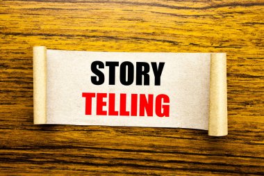 Metin resim yazısı ilham hikaye anlatımı gösterilen yazma el. İş kavramı anlatan hikaye Mesaj ahşap arka plan üzerinde yapışkan not kağıt üzerinde yazılı için.