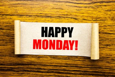 Mutlu Pazartesi gösterilen metin resim yazısı ilham yazma el. Yeni hafta ahşap arka plan üzerinde yapışkan not kağıt üzerinde yazılı motivasyon için iş kavramı.