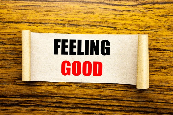 Kézi írás bemutató Feeling Good szöveg felirat ihletet. Üzleti koncepció boldog pozitív hozzáállás Öntapadó jegyzet papír a fából készült háttér. — Stock Fotó