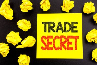 Kavramsal el ticari sır gösterilen metin yazma. Yapışkan not kağıdına yazılmış veri koruması için iş kavramı. Sarı kağıtları arka plan üzerinde katlanmış