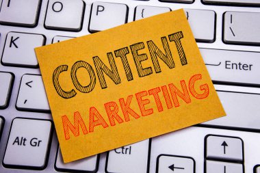 Kavramsal el içerik pazarlama gösterilen metin resim yazısı ilham yazma. Online medya planı beyaz klavye arka plan üzerinde yapışkan not kağıt üzerinde yazılı için iş kavramı.