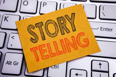 Kavramsal el metin resim yazısı ilham hikaye anlatımı gösterilen yazma. İş kavramı anlatan hikaye beyaz klavye arka plan üzerinde yapışkan not kağıt üzerinde Yazılı mesaj için.