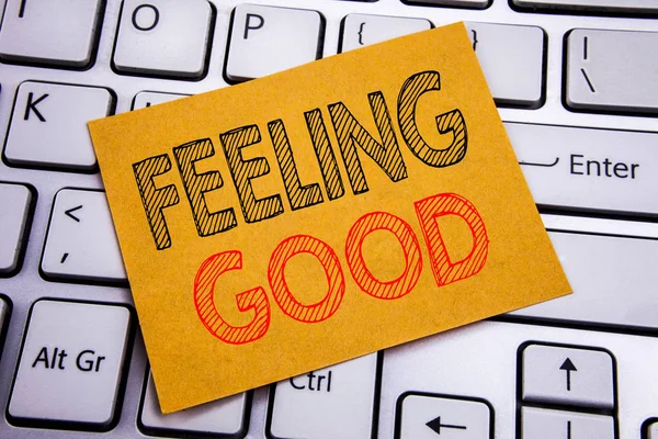 Fogalmi kézi írás bemutató Feeling Good szöveg felirat ihletet. Üzleti koncepció boldog pozitív hozzáállás Öntapadó jegyzet papír a fehér billentyűzet háttér. — Stock Fotó