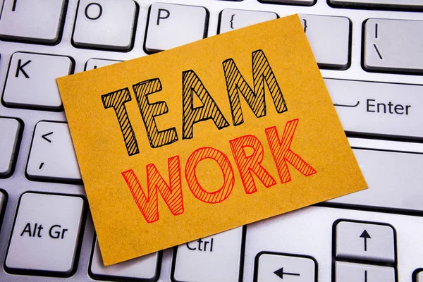 Conceptuele hand schrijven tekst bijschrift inspiratie teamwerk te tonen. Businessconcept voor Teamwork succes motivatie geschreven op notitie papier op de achtergrond wit toetsenbord. — Stockfoto