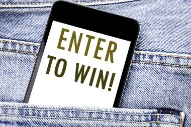 El yazısı duyuru ENTER kazanmak için gösterilen metin. İş kavramı kazanmak için rekabet yazılı telefon cep telefonu, cep telefonu adam açık kot cebine yerleştirilen.