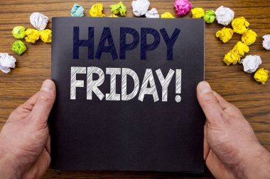 Word, mutlu Cuma yazma. Hafta sonu not defteri defter kitap adam işadamı el ve parmak ile ahşap ahşap arka plan üzerinde yazılı karşılama için iş kavramı.