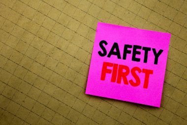 El yazısı metnini başlık Emanet ilk gösterilen. İş kavramı güvenli Sarı zemin üzerine yapışkan not kağıt üzerinde yazılı uyarı için yazma.