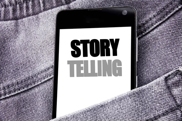 Tekstoverskrift for hånd inspirert av historiefortelling. Forretningskonsept for Teller Story Beskjed skrevet mobiltelefon med kopiplass i bakbukselomma – stockfoto