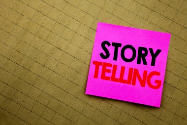 El yazısı metnini başlık hikaye anlatımı gösterilen. İş kavramı anlatan hikaye Sarı zemin üzerine yapışkan not kağıt üzerinde Yazılı mesaj yazma.