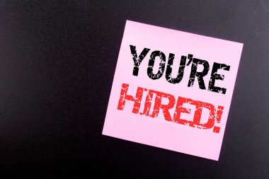 Word, çoğu işe yazma. İş kavramı için çalışan yapışkan not, kopya alanı ile siyah arka plan üzerinde yazılı işçi işe alma