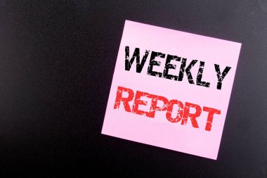 Word, haftalık rapor yazma. Yapışkan Not, kopya alanı ile siyah arka plan üzerinde yazılı performans analiz için iş kavramı