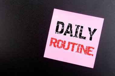Word, günlük rutin yazma. Alışılmış yapışkan not, kopya alanı ile siyah arka plan üzerinde yazılı yaşam tarzı için iş kavramı
