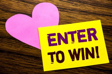 El kazanmak için ENTER gösterilen metin resim yazısı ilham yazma. Ahşap ahşap arka plan yapışkan not kağıdına yazılı yarışma kazanmak için iş kavramı. Pembe Kalp anlamı aşk hayranlığı ile.