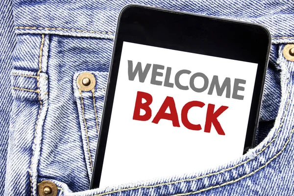 Escribir texto mostrando Welcome Back. Concepto de negocio para Emoción Saludo escrito en el teléfono celular smartphone en el bolsillo de los hombres . —  Fotos de Stock