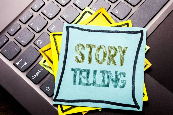 Conceptuele hand schrijven tekst bijschrift inspiratie Storytelling tonen. Businessconcept voor Teller verhaal bericht geschreven op notitie papier op de achtergrond donker toetsenbord. — Stockfoto
