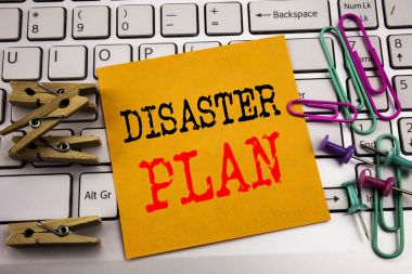 Afet planı gösterilen metin yazma. Acil durumda kurtarma beyaz klavye arka plan üzerinde yapışkan not kağıt üzerinde yazılı için iş kavramı.