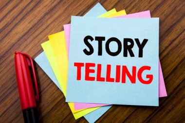 El yazısı duyuru metni hikaye anlatımı. Kavram anlatan hikaye yazılı mesaj için yapışkan sopa not kağıdı alan office Oda kalem marker ile ahşap arka plan ile