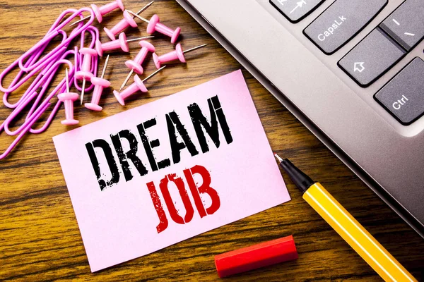 手写文字显示梦想的工作。梦想职业生涯的概念写在粉红色粘纸条纸上的木质背景旁边的键盘。带红色钢笔. — 图库照片
